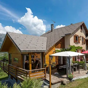 https://la-coustille-chambres-et-table-dhotes.fr-provencehotel.com